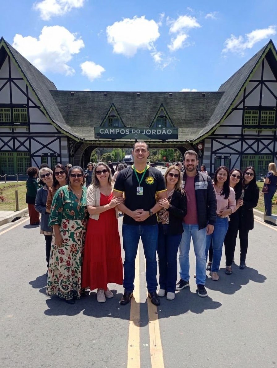 Elias acompanhando um grupo de visitantes em Campos do Jordão
