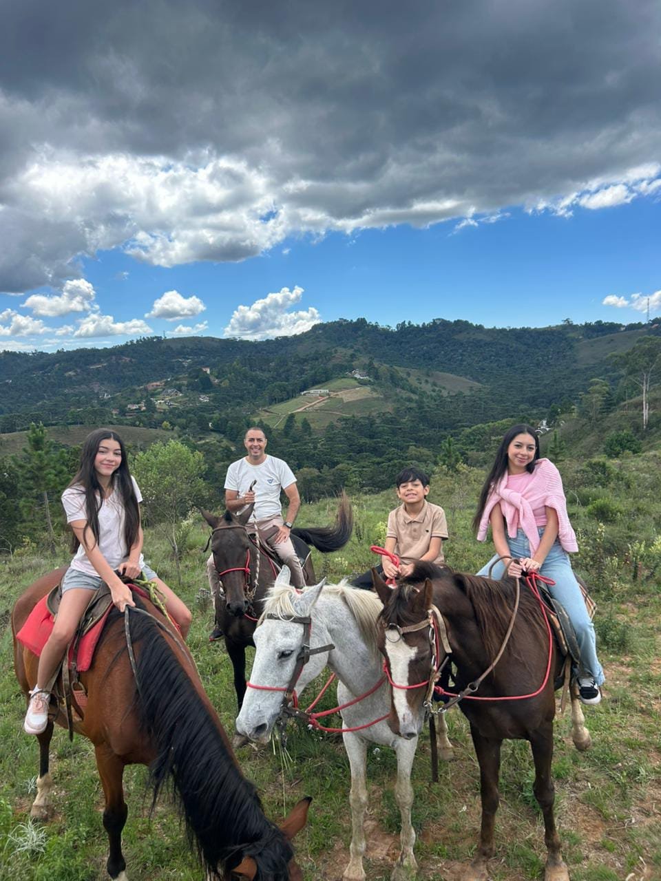 Família em um passeio a cavalo pelas montanhas de Campos do Jordão